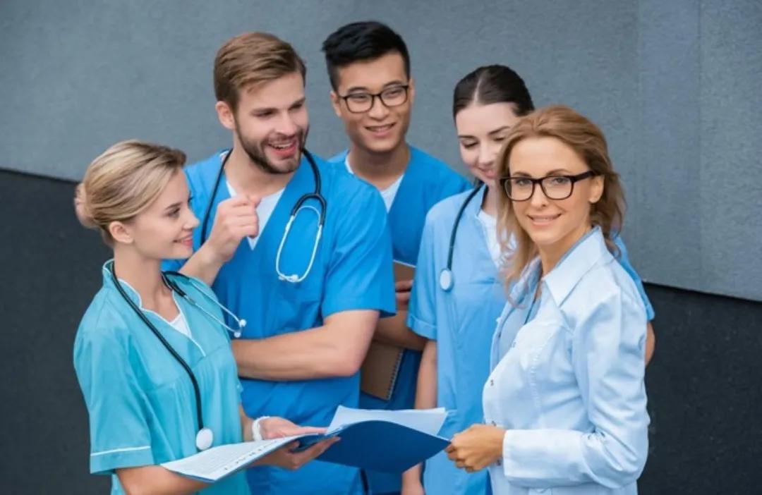 #秋日生活打卡季#山东第一医科大学口腔医学专业近三年的录取分数线情况如下：
 