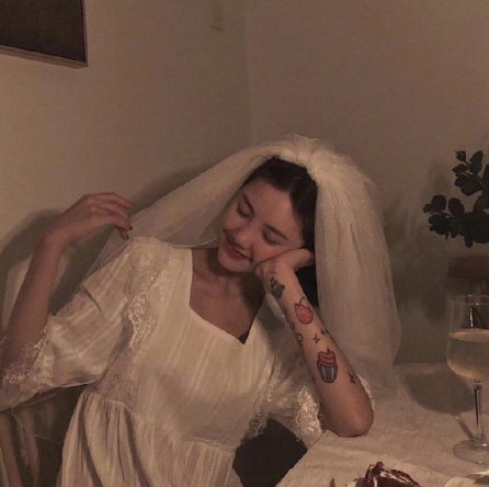 可爱又沙雕的朋友圈文案~1.以前一直以为自己是全世界最美的女人，直到我遇到了刘亦