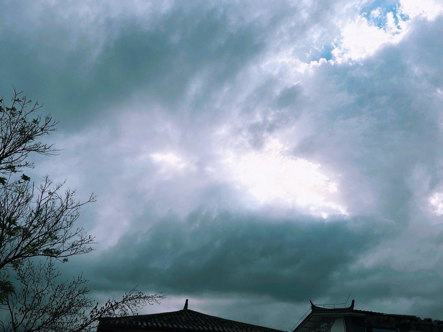 终于下雨降温清爽宜人过了点有点凉此时此刻 20260604。周四。四月十九。冒个