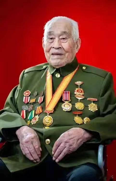 今年100岁的老兵孙业满，安徽庐江人。1943年参加新四军，历经抗日战争、解放战
