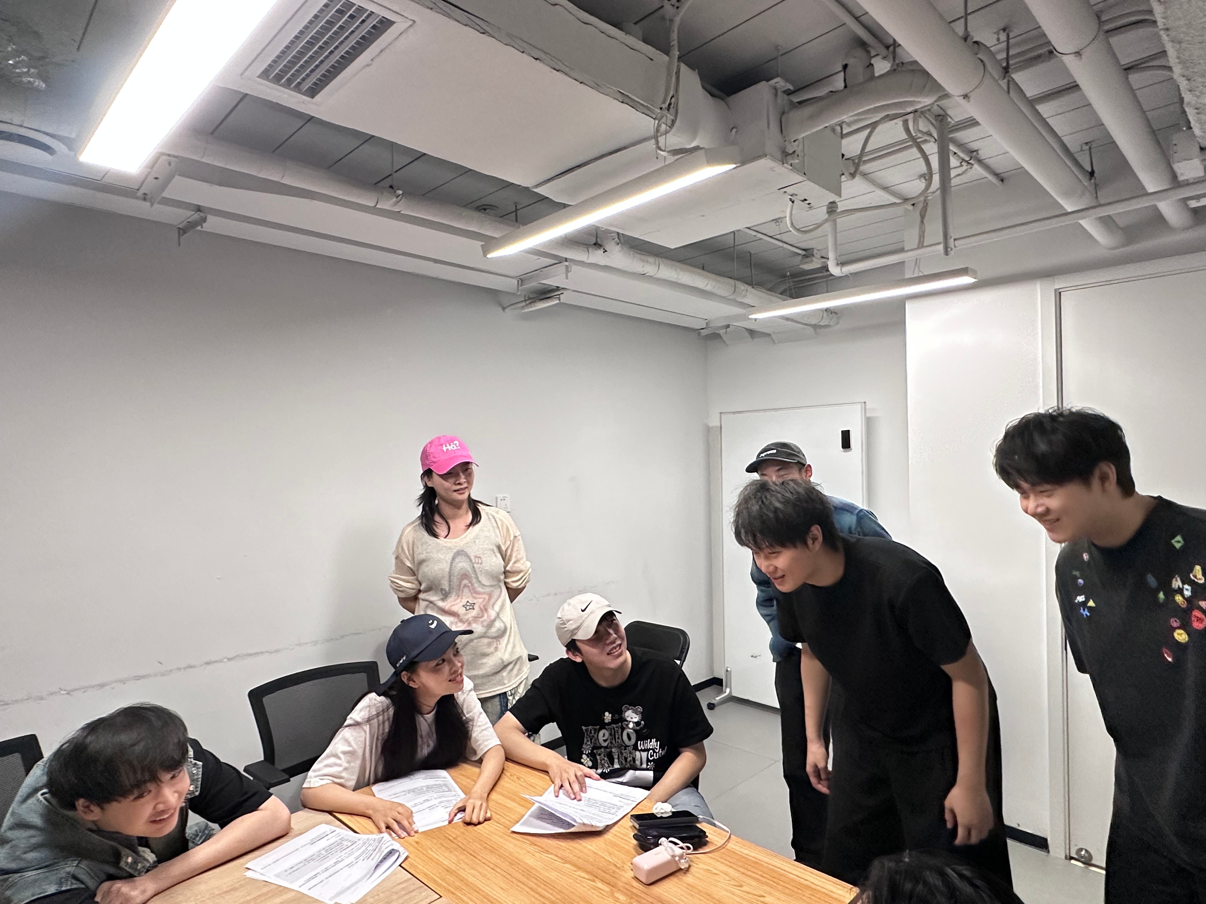 嘻哈公主抱五子棋 活久见名场面！嘻哈突袭喜人直播，不仅和张兴朝等人玩梗不停，还上