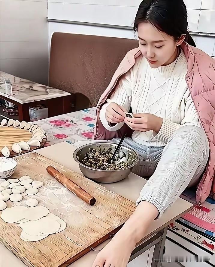 靓女踏桌捏水饺，
个个金黄像金砖。
咸菜肉丝滋味妙，
牛肉蛋香软翻天。
一出锅来