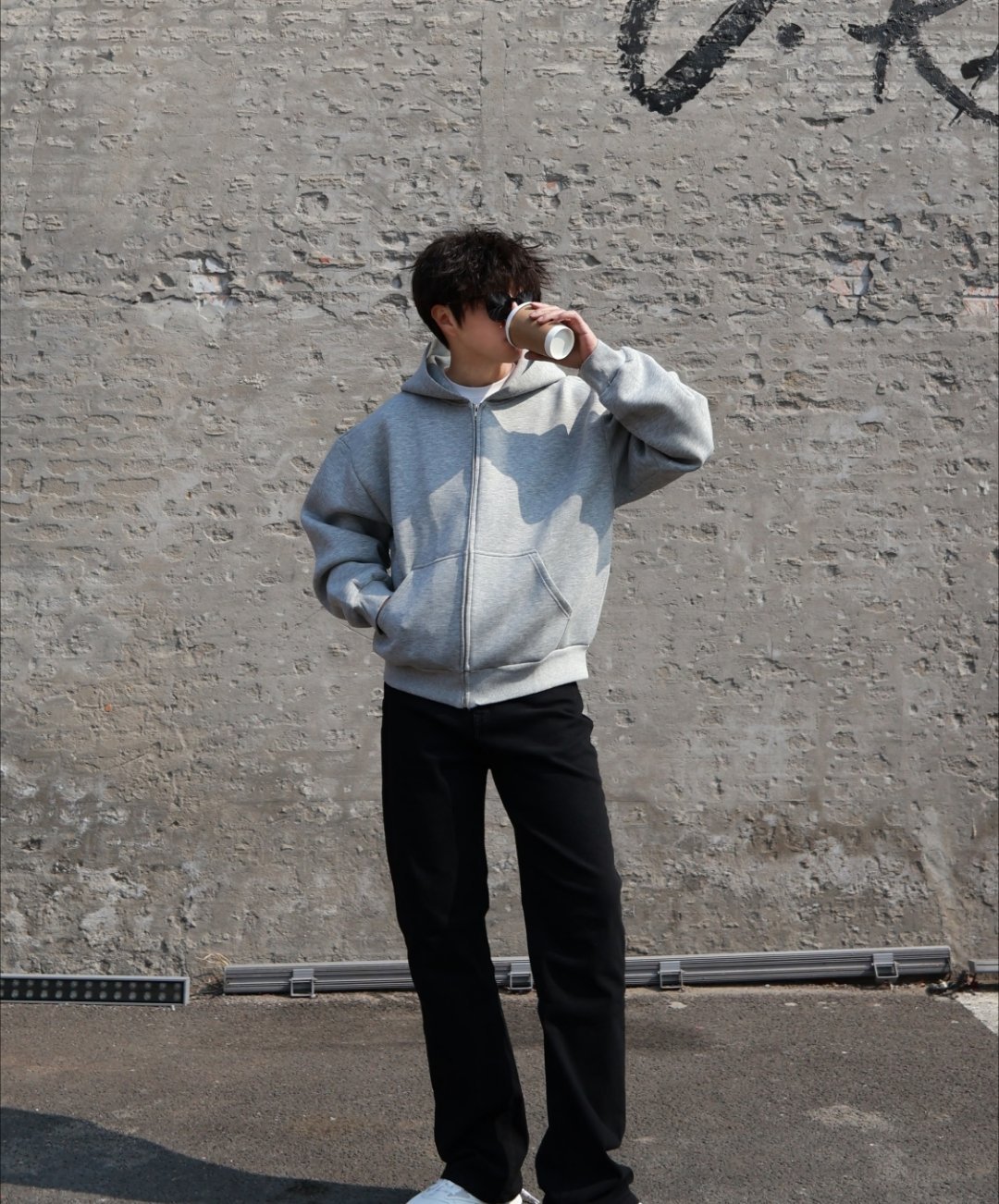 已确诊为潮人审美在线、穿搭有自己的风格，走到哪都亮眼。不盲目跟风，只做自己喜欢的