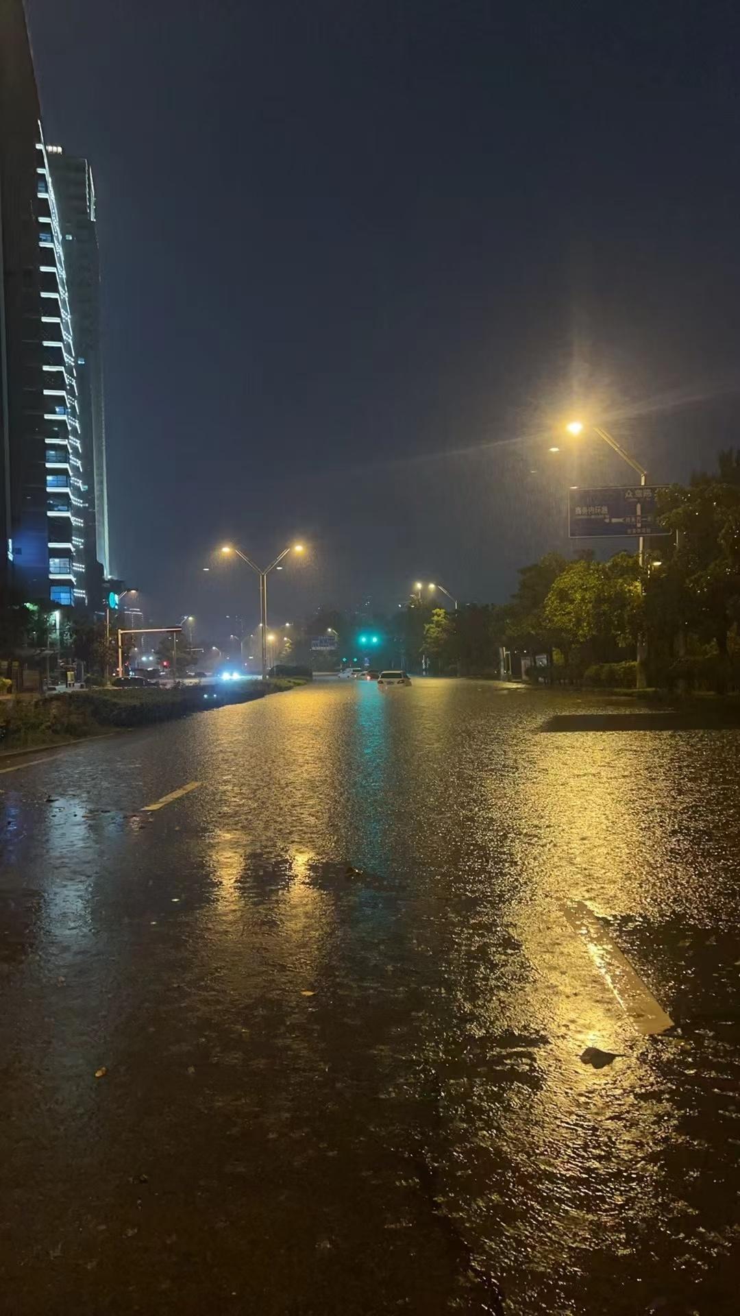 郑州市规则怪谈：1.下雨天尽量不要出门。2.如果已经出门，请勿靠近路灯。3.如果