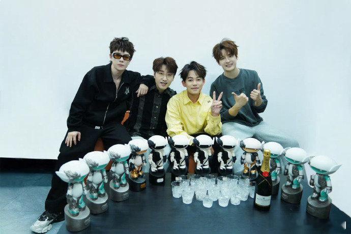 苏醒回应和王栎鑫的吵架修罗场救命！苏醒看王栎鑫离开训练室，一点不慌说 “过会就回