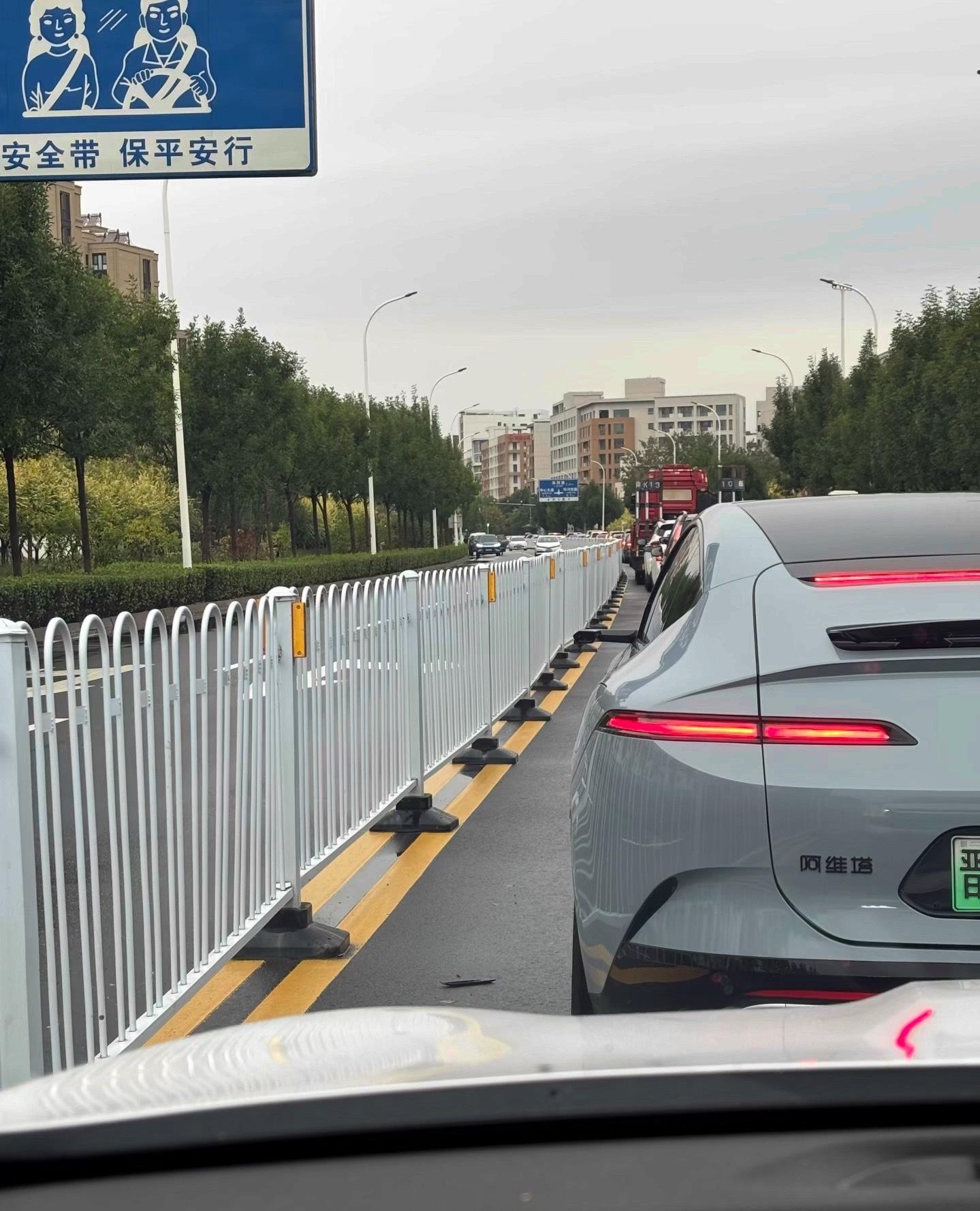 阿维塔是没有后视镜的吗？听人说不要跟在阿维塔后面，挖鼻屎都看得见，是真的吗？这样