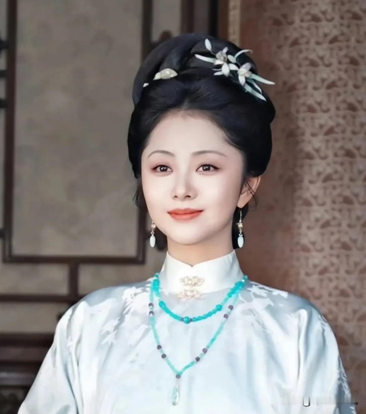 谭松韵为什么36了还不结婚？
在节目里她曾提到，
常年待在剧组，圈子比较固定，平