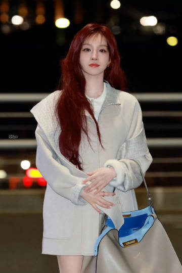 宋雨琦长发红波浪造型出发米兰， 