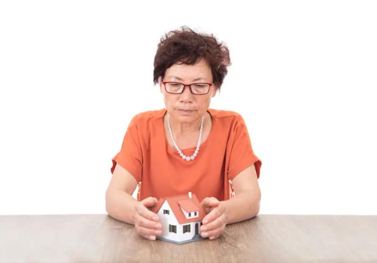 老年人是累赘吗？这问题让人挺揪心。有些老人确实会被子女当成累赘，特别是没钱没养老