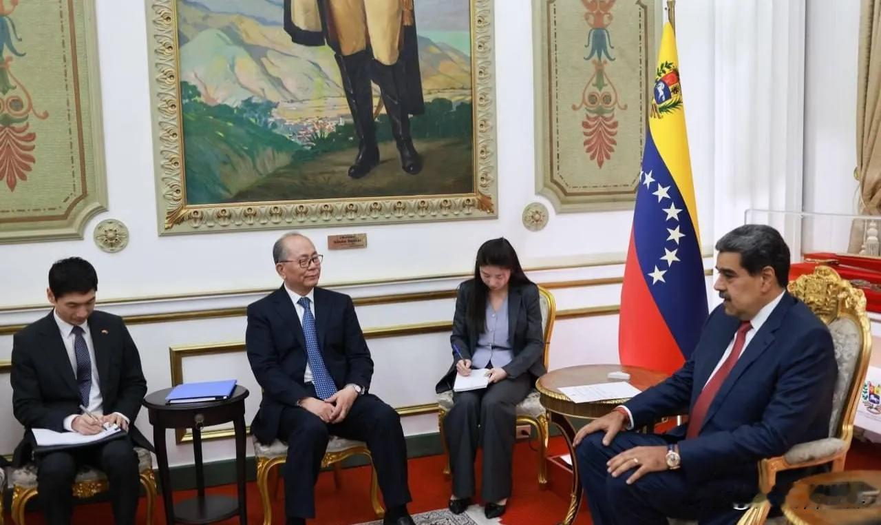 从照片上看，老马双手搭膝，面部表情僵化，似乎有些局促不安。也许是感应吧，大约10