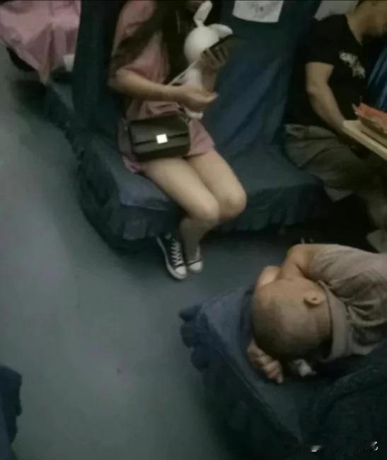 大爷睡了一路了，该不该叫醒他？