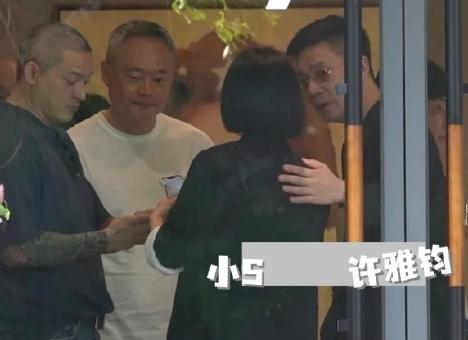 小s出现在女儿的画展上，
向我们释放了两个重要的信息，
不知道你是否发现了！第一