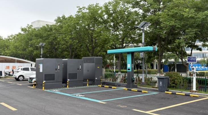 【比亚迪闪充布局再增速】针对高速“找桩难、排队久、补能慢”的出行痛点，比亚迪在安