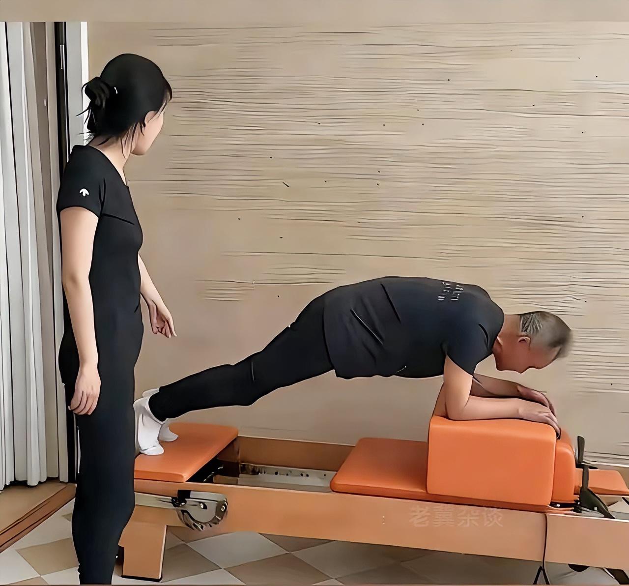 田朴珺潜意识不想找老人结婚这事挺有意思。王石75岁了，她希望王石锻炼得像小伙子，