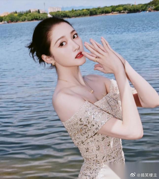 1. 关晓彤不会主动退出《王牌》。这档综艺是她稳定的曝光来源，她需要依靠综艺维持