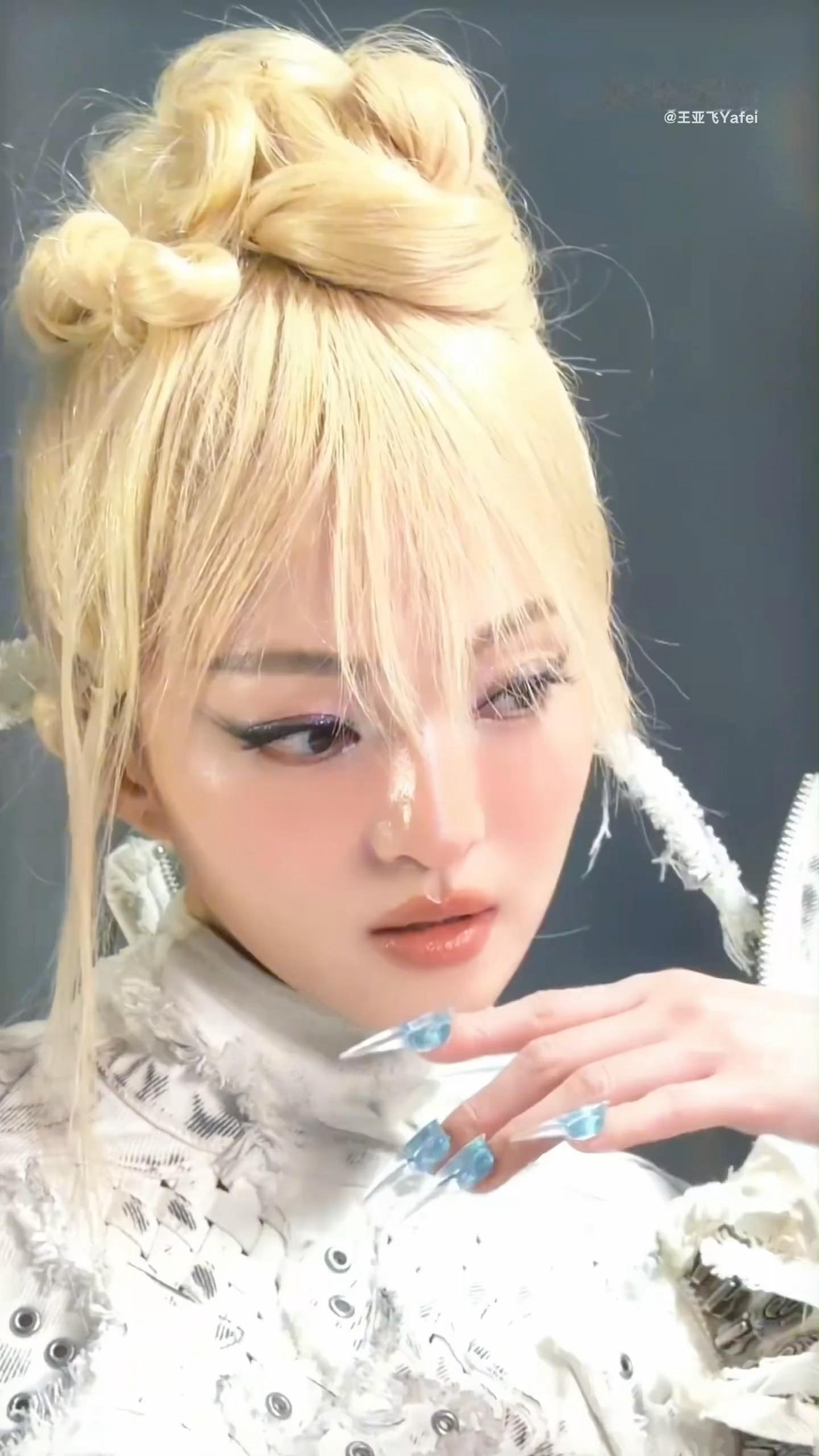 王亚飞给张韶涵化的银翼战姬妆 张韶涵化完像是真的要出征了。气场这东西，妆只能帮三