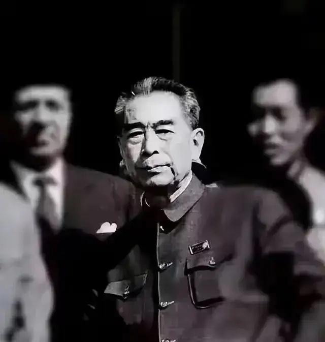 周恩来担任总理二十多年，工作方式可以用四个字概括：事无巨细。大到国家战略部署、外