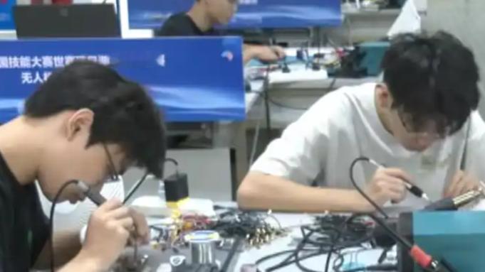 【月薪1.6万，还是招不到人】
无人机这行现在缺人到什么程度？数据摆出来有点吓人