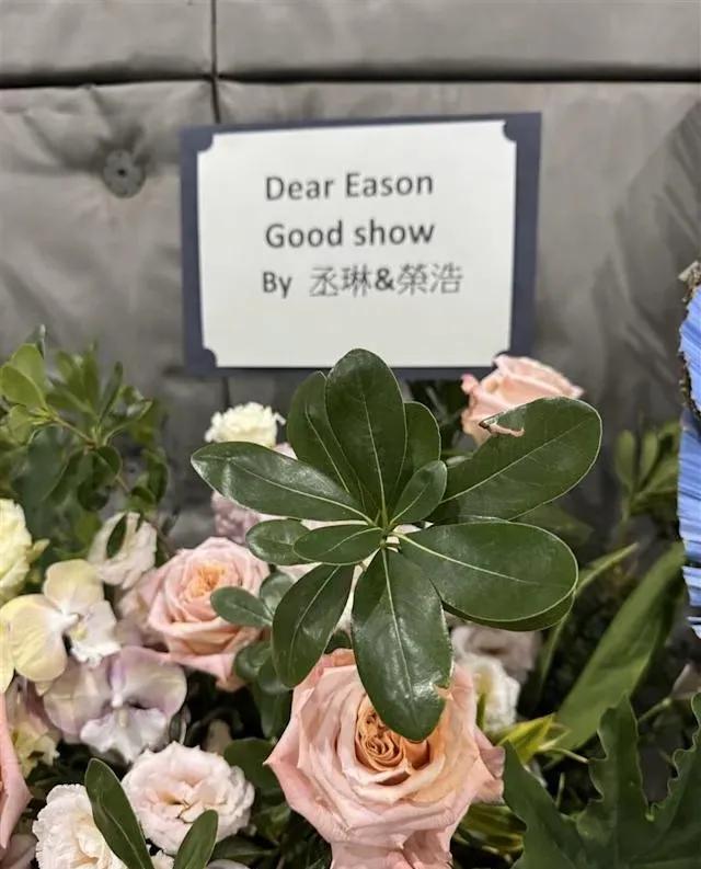 谣言不攻自破，陈奕迅5月23日的高雄演唱会上热搜了，好几个歌手都送了花篮，这些大