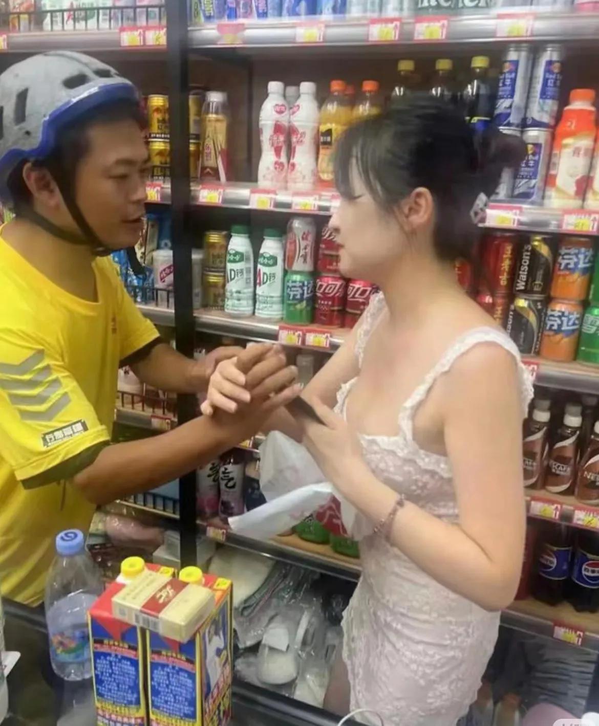 杭州，一便利店女老板穿着迷人，放眼望去没有不妥之处，反观有一些人心灵肮脏、龌龊至
