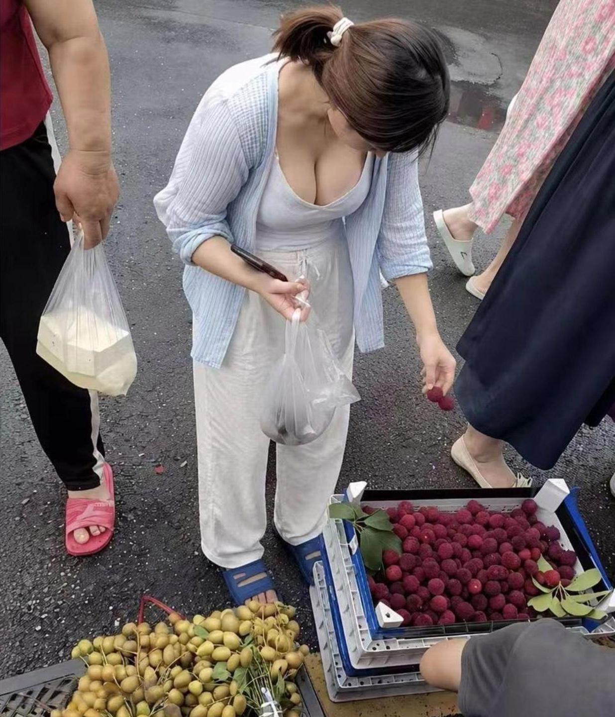 女人去市场买水果，精挑细选，一个一个看得极为仔细，专挑好的水果。殊不知，卖家只需