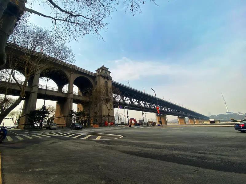 谈谈新中国的建设成就——武汉长江大桥堪称新中国建设的一座丰碑！它于 1957 年