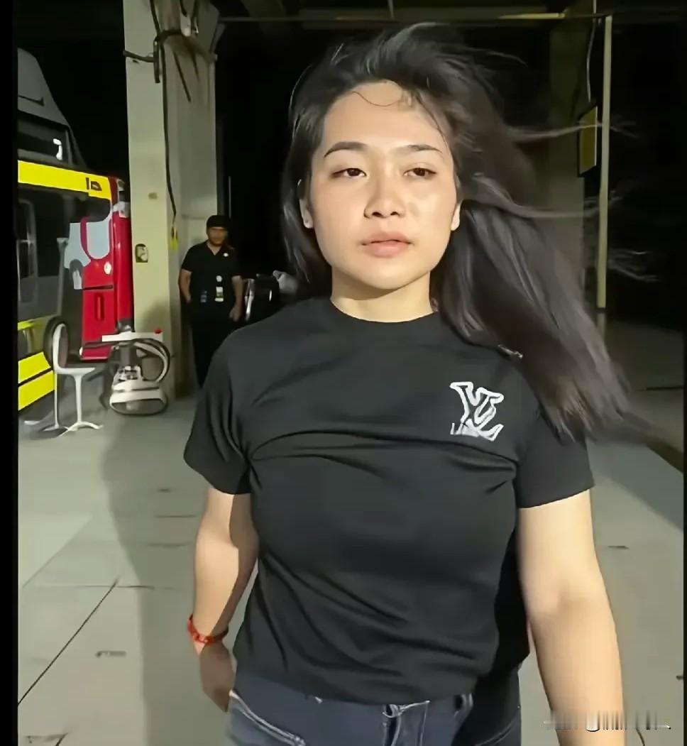 当一个劫狱女子
被捧上“东南亚最深情女子”的神坛
是真情的缺失？还是我们太渴望被