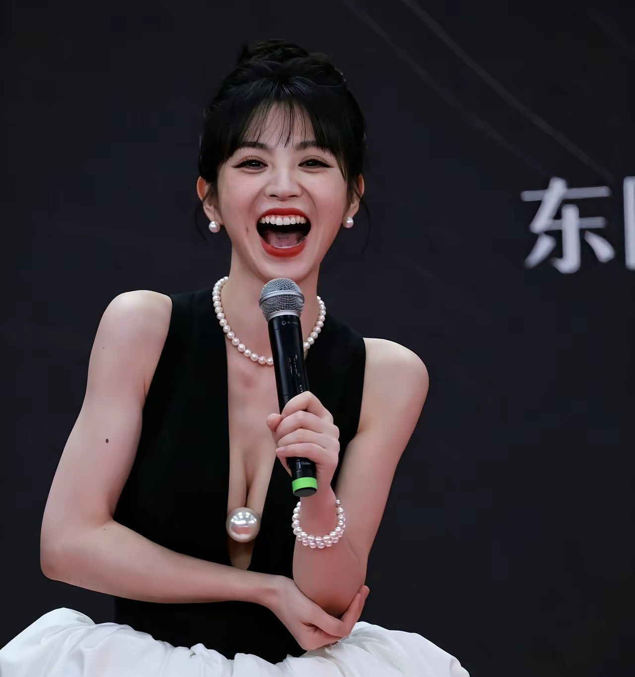 田曦薇胸口的大珍珠太抢眼了，还是拿猪刀跑好看。 