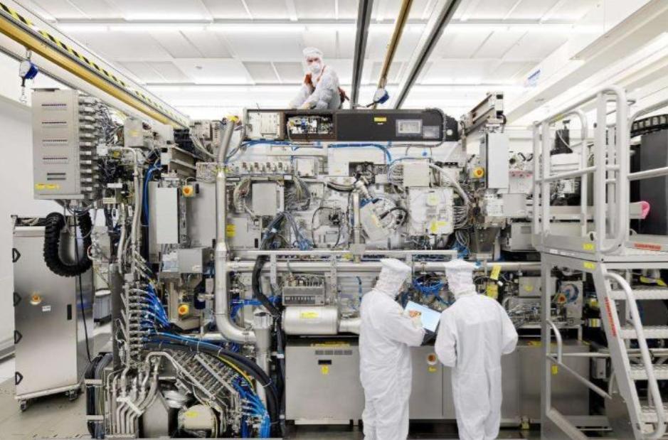 光刻机巨头开始慌了，中国造不成光刻机，但是要造一个光刻工厂！

麻烦各位读者点一