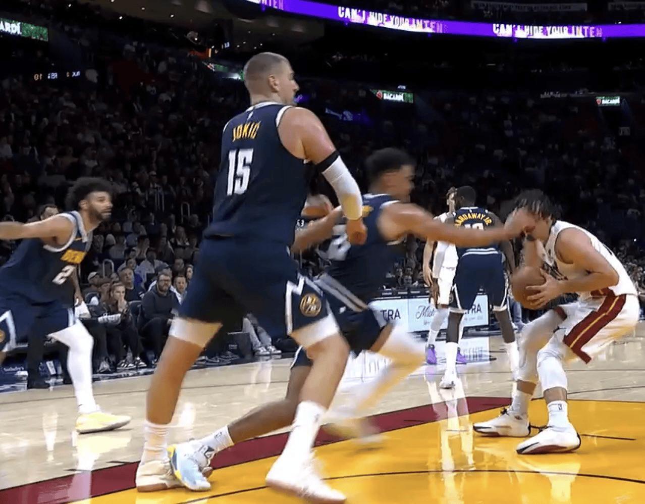 医学专家Evan Jeffries：“根据受伤机制，最佳情况是：关节过度伸展/骨