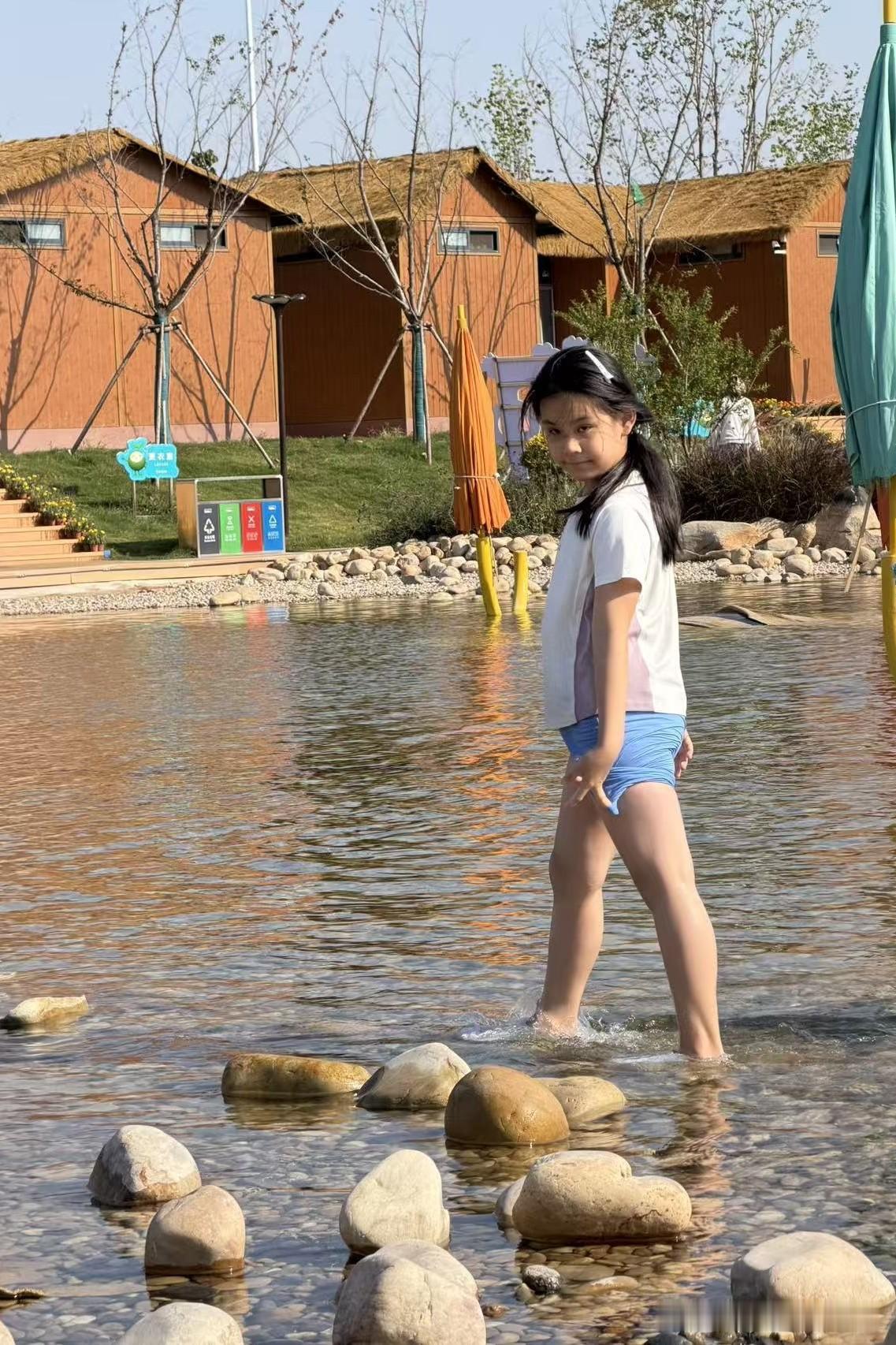 外孙被女儿带走去了龙湖公园玩，我们俩个空落落的，有时候真的是感慨时光如梭，特别是