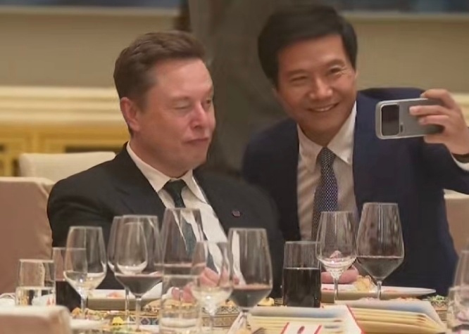雷军找马斯克合影的视频也发不出，截图试试