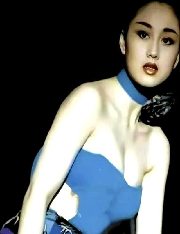 他62岁，身家几十亿，但捐100万都要向妻子打报告申请。
 
出门从不带钱包，因