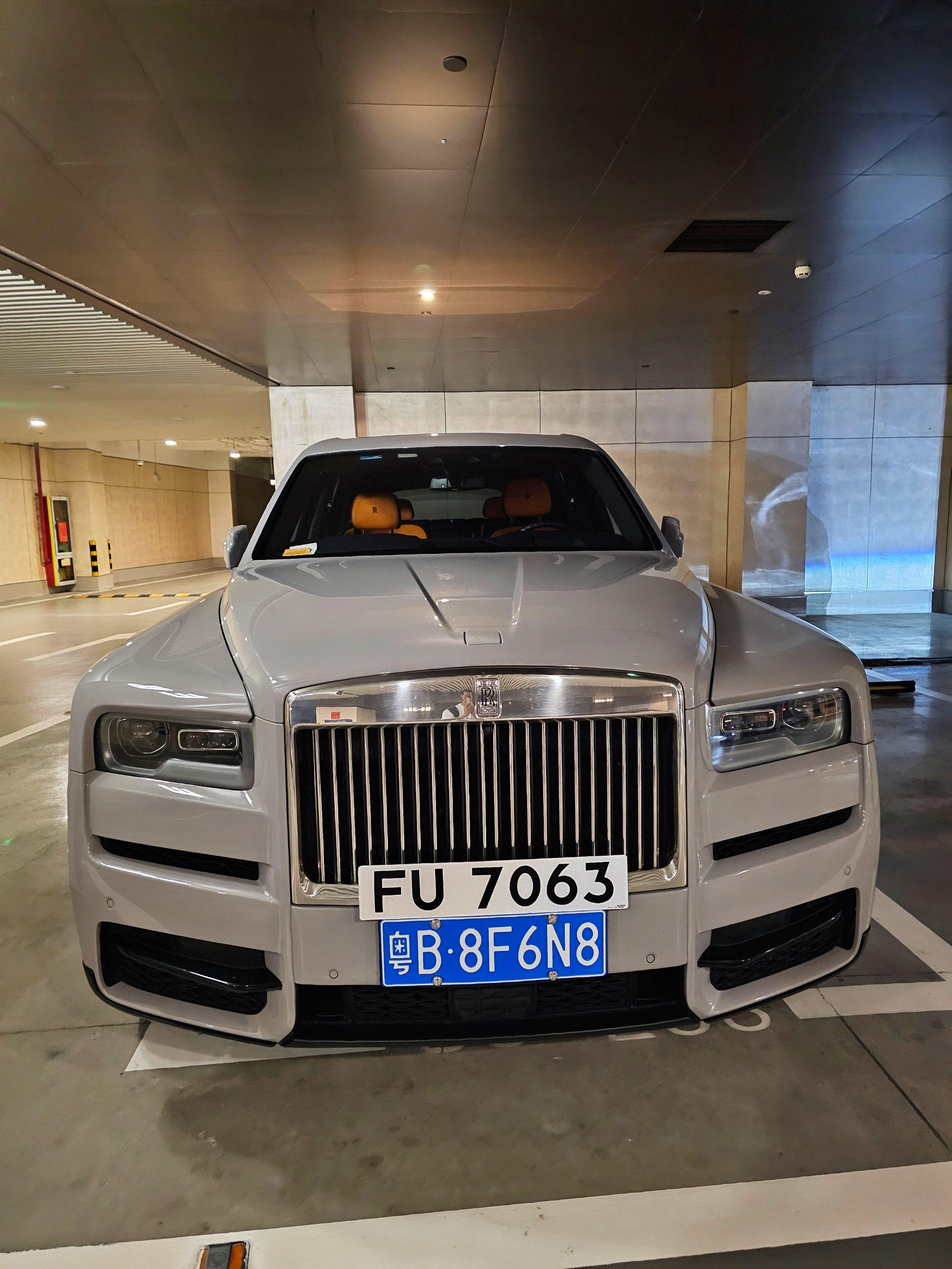 在深圳某地库偶遇两地车牌大佬座驾劳斯莱斯库里南，粤B是命运 FU是实力...