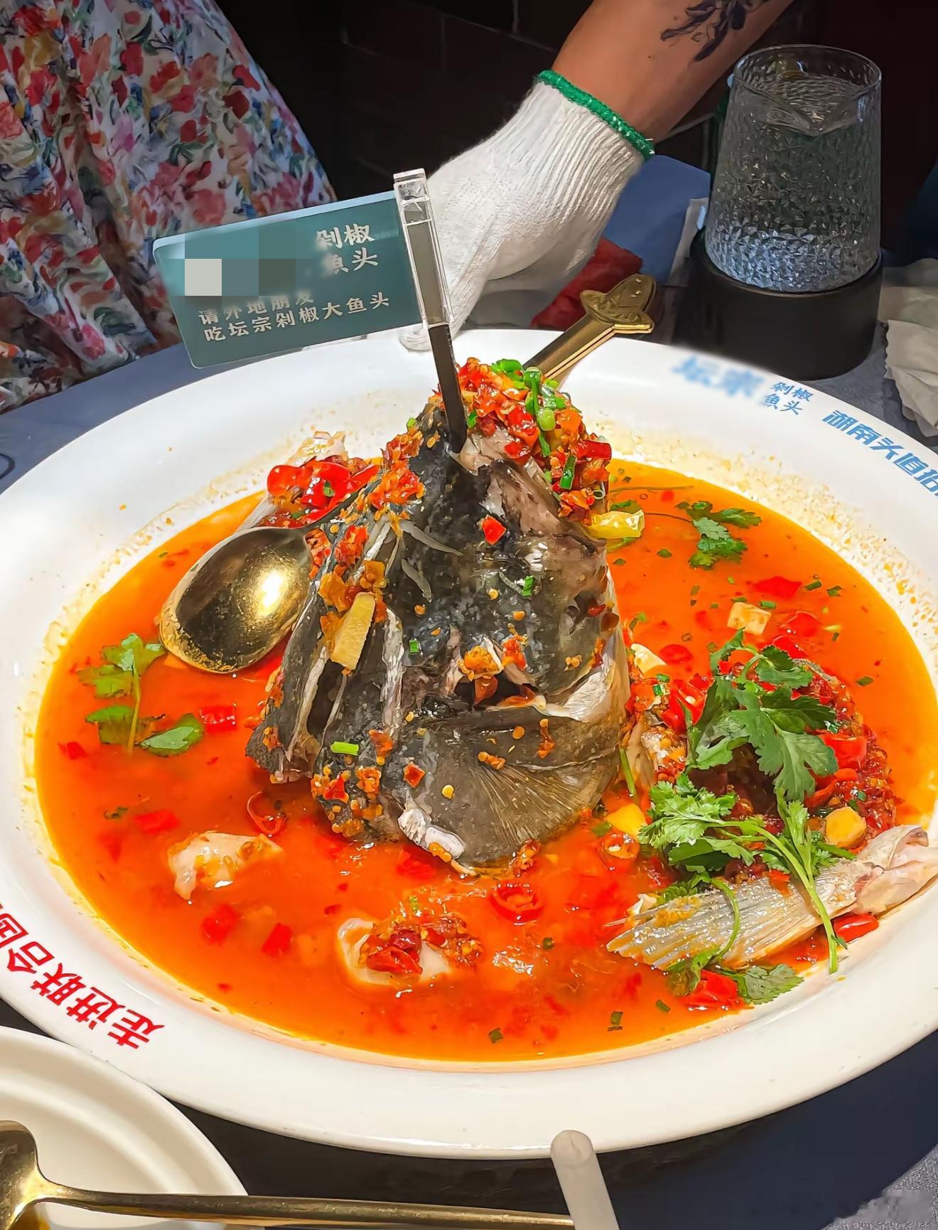 湖南人的乡愁是剁椒鱼头味的谁懂剁椒鱼头对湖南人的诱惑有多大！不仅色泽美丽看起来就