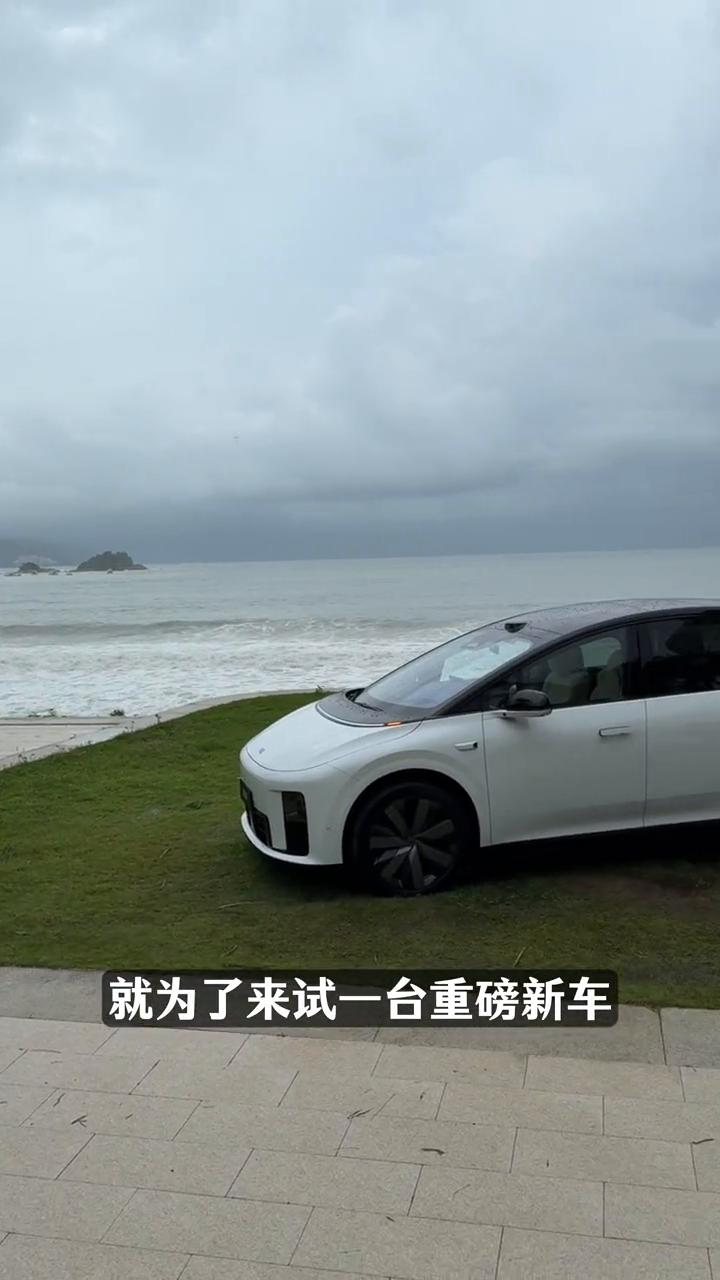台风天风雨无阻，就为了来试一台重磅新车：理想i8。大家最有争议性的是它的外观到底