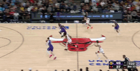 再来一个！詹姆斯滞空战斧暴扣点燃全场！
在今天NBA常规赛湖人对阵公牛的第二节比