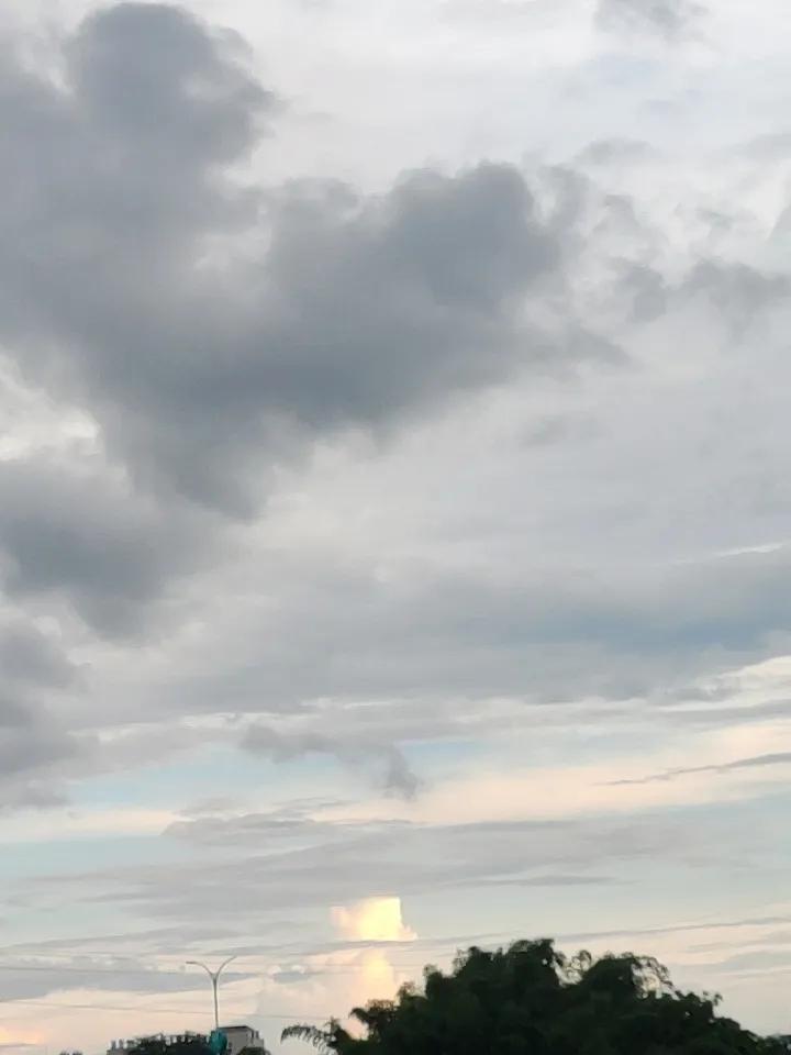 必须能啊！我相册里的天空照片，那可都是宝。
有次傍晚去海边，遇到超美的晚霞。夕阳