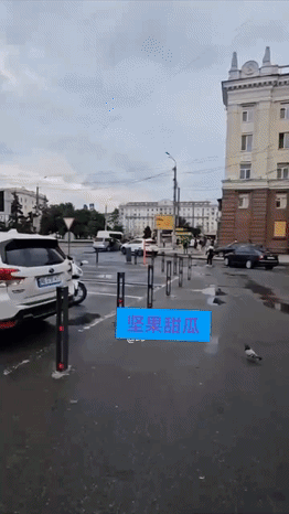 在第聂伯罗彼得罗夫斯克，人们开始向征兵办投掷石头，他们试图带走青壮路人冲上前去帮