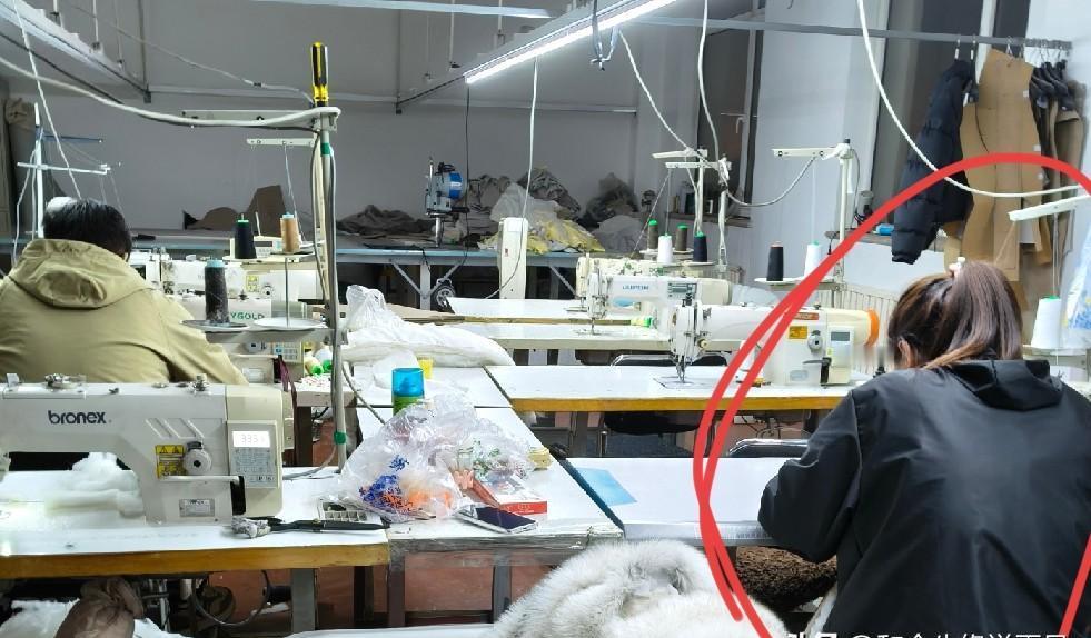 她干的活儿，错了上百片毛领，袖口差一厘米，东西乱得像打过仗。
管人管不顺，出事就