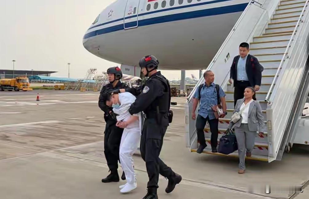 美国这笔账算的精明，榨干了外逃贪官身上的油水，现在想把人给送回来，可能吗？
最近