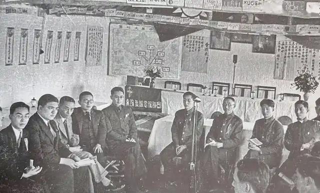 1940年代，一次战前会议中途休息，刘伯承跟身边几个干部闲聊，突然冒出一句：“要