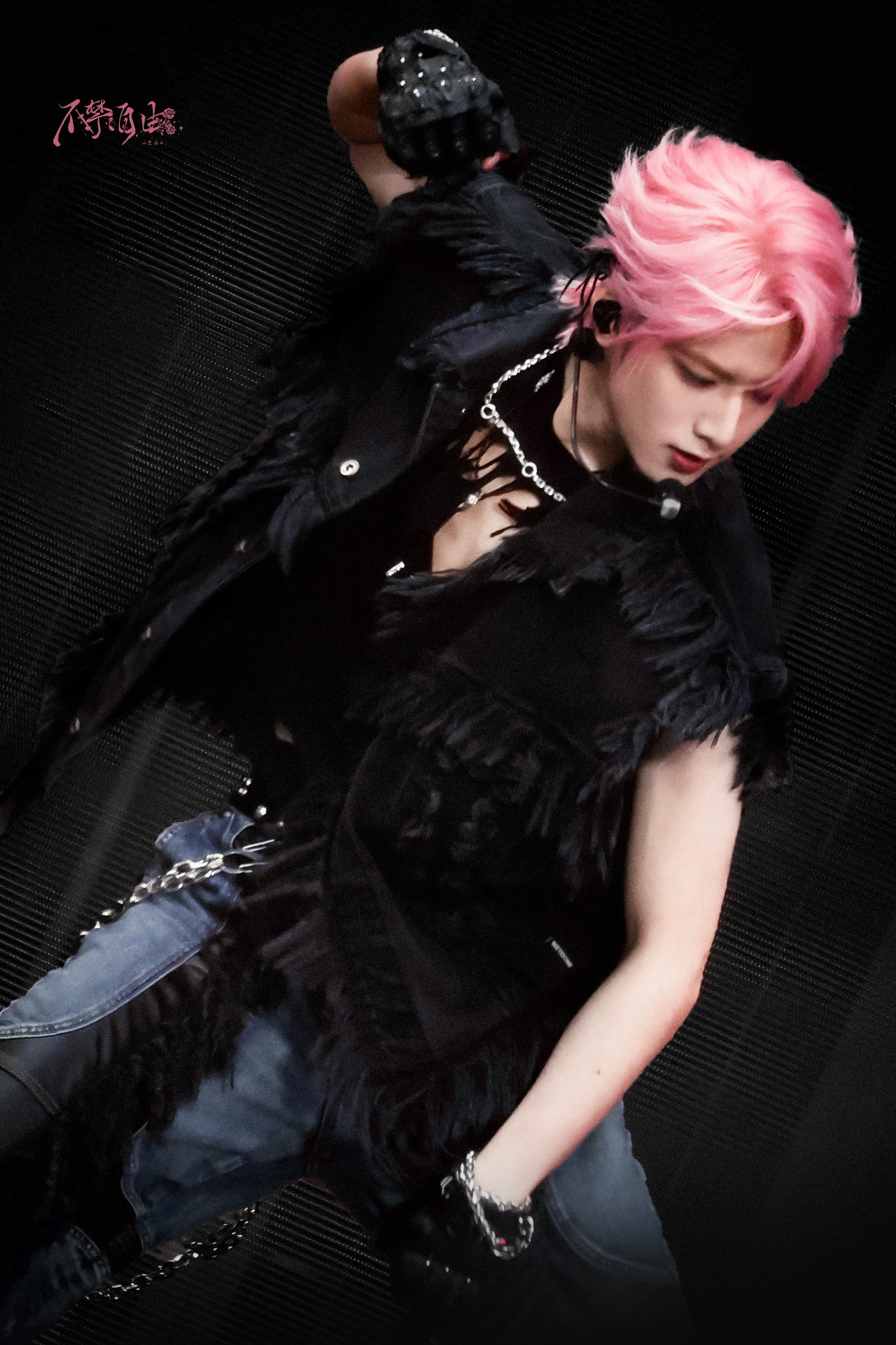 刘耀文粉发神图 刘耀文新音最后一天粉发神图，帅得很超过了！！！ 