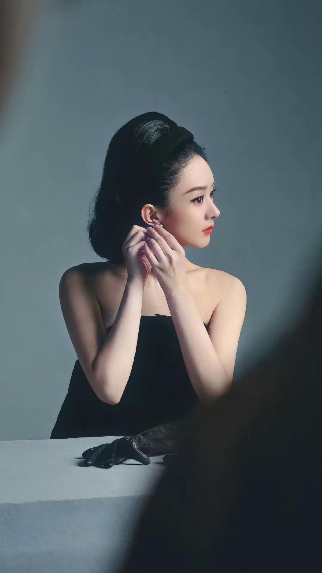 赵丽颖
黑礼服写真[比心]