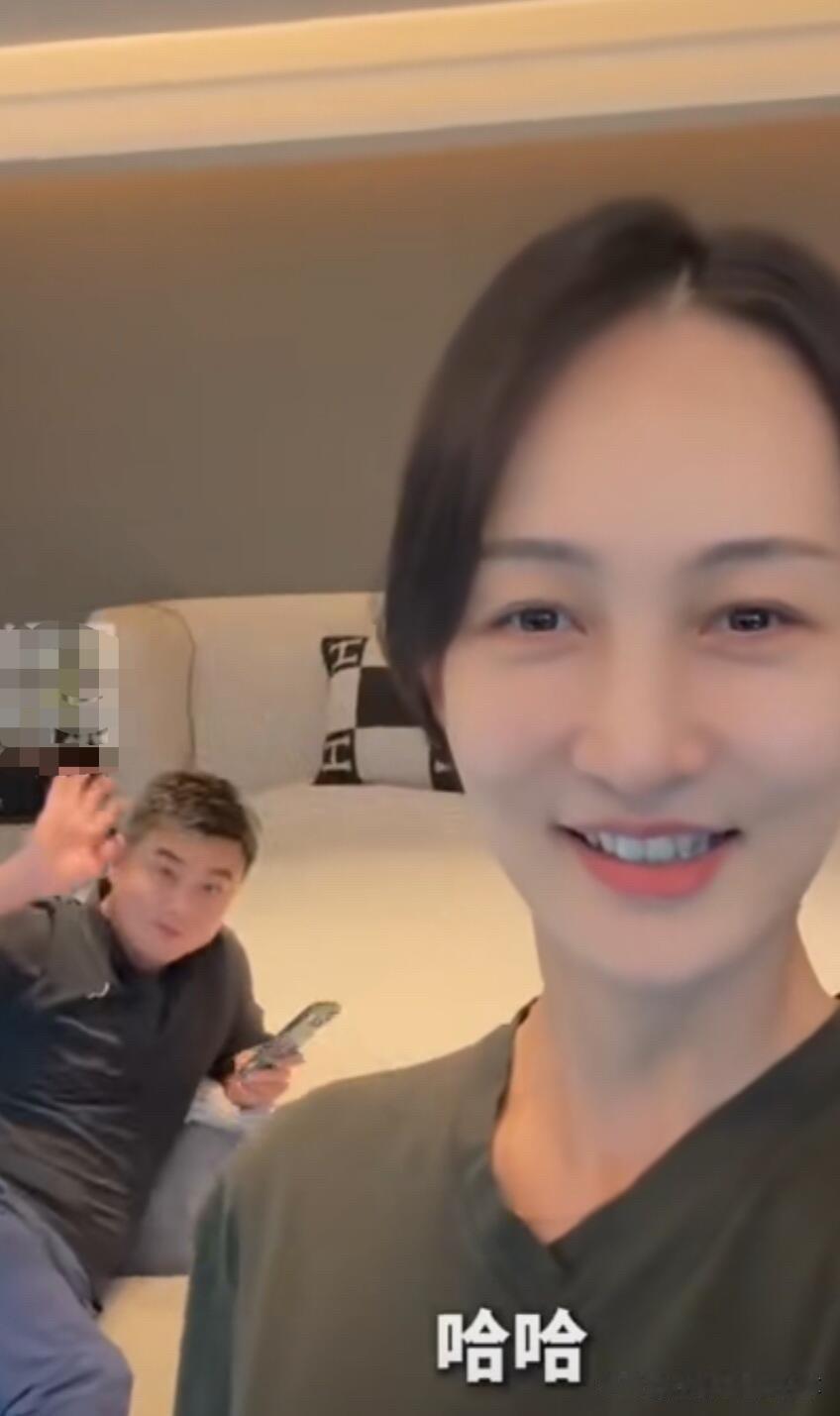 王皓的老婆颜值太高了，这么近距离的怼脸拍都能扛得住，颜值不输娱乐圈的流量女明星们