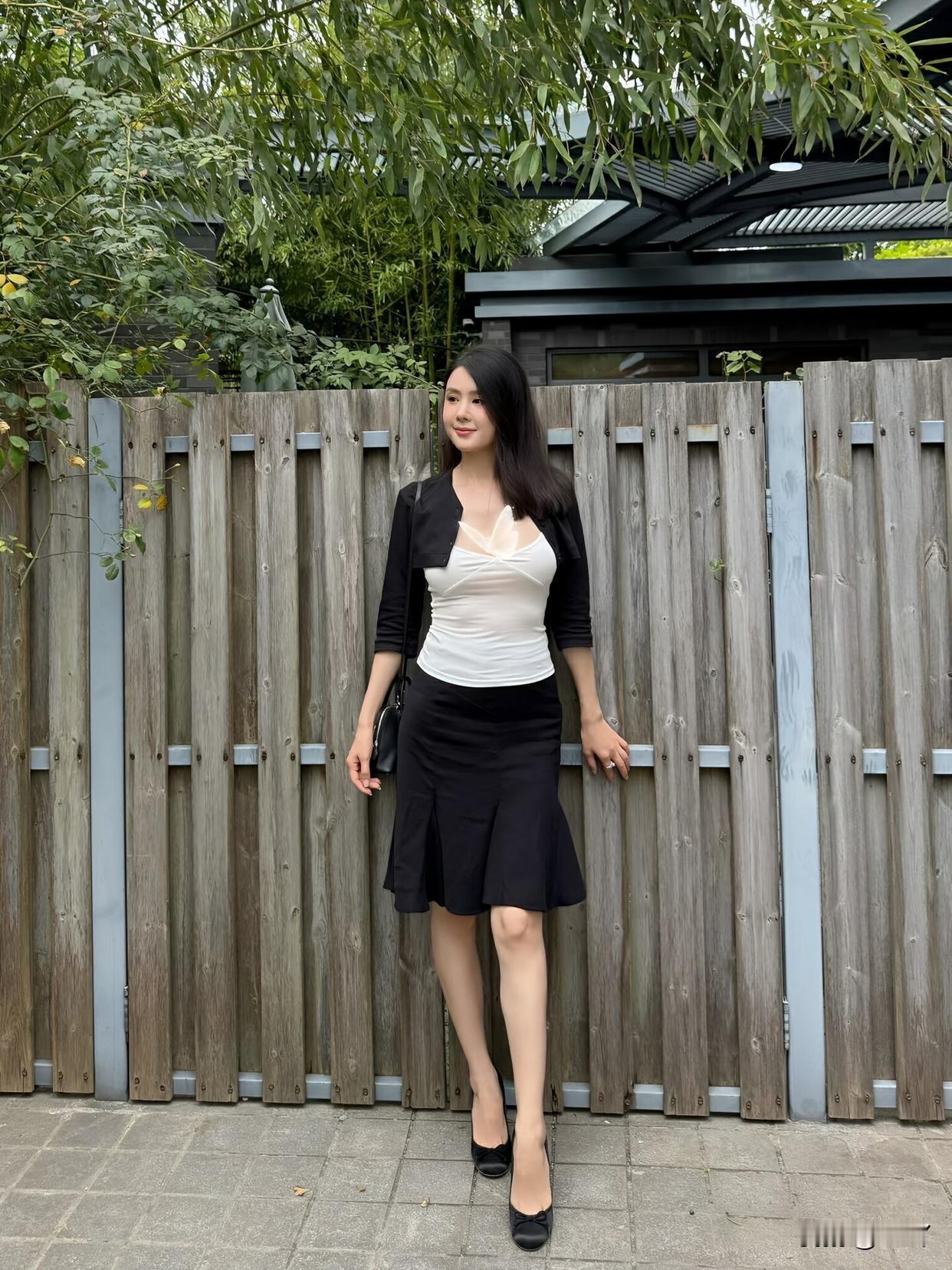 简约优雅，黑白搭配，清新自然。黑白色调穿搭 黑白色系穿搭