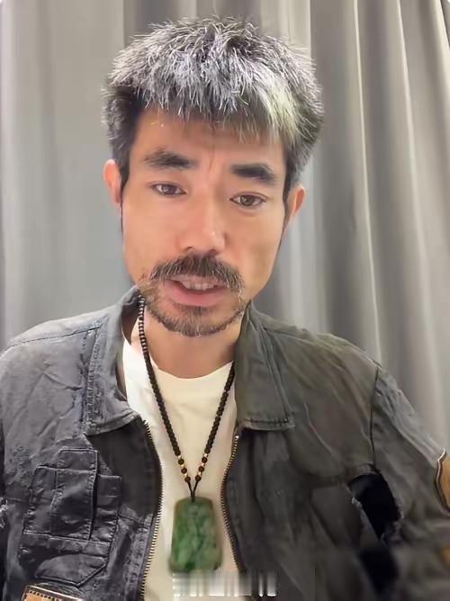 14岁从码头扛包起步的徐州穷小子阿四，2026年靠一身皱巴巴的名牌外套，在和平饭