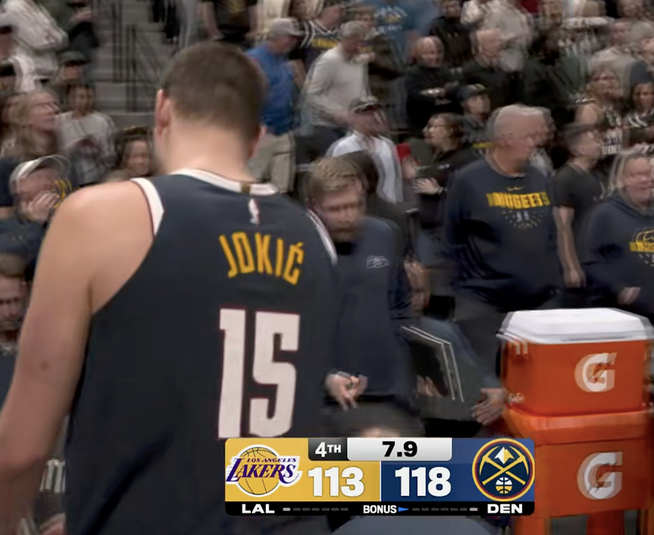 暂停！最后7.9秒拉拉维亚打进今天他第一球 自抛自扣，6中1湖人vs掘金