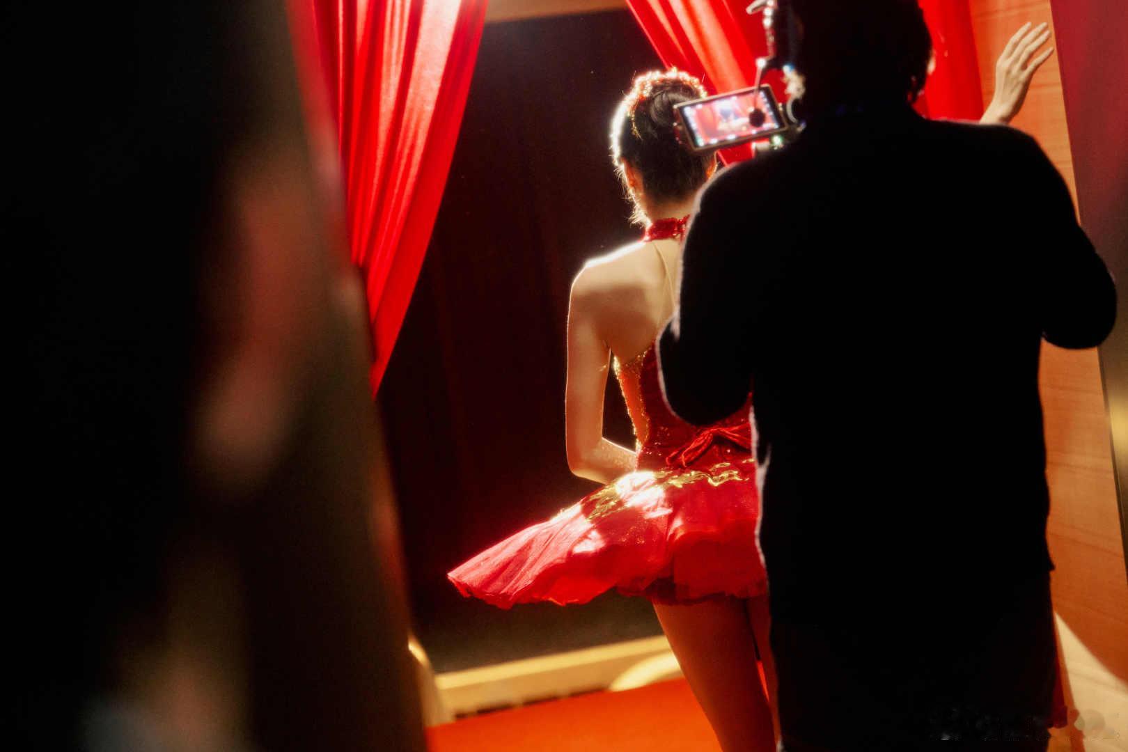 孙千红裙芭蕾 冰上芭蕾有多美？看孙千就知道，红裙太衬她了！ 