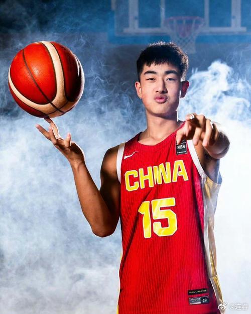 孙铭徽杯赛崴脚，王博指导把19岁的侯孟泽提上先发。对广厦来说，本土后卫的使用调配